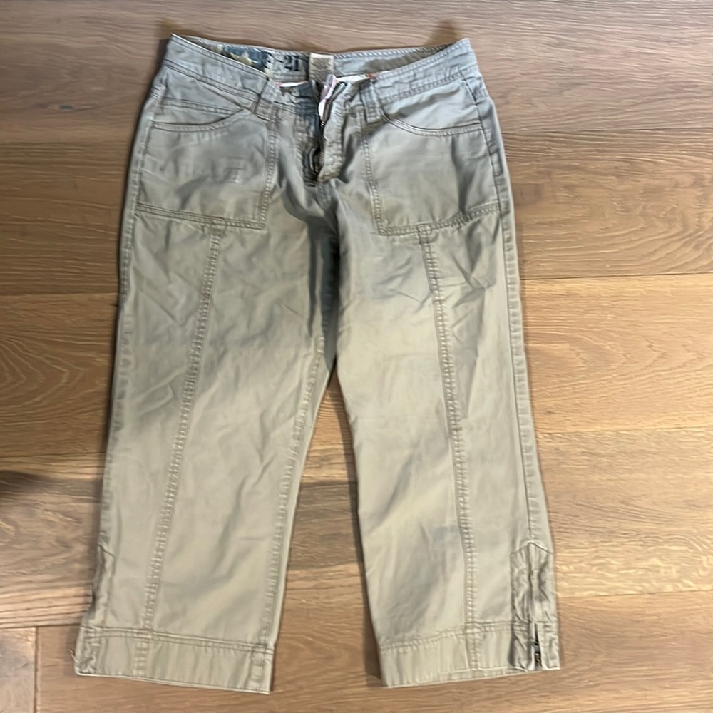 Women’s Bermuda shorts all of beige color, size 7/8
